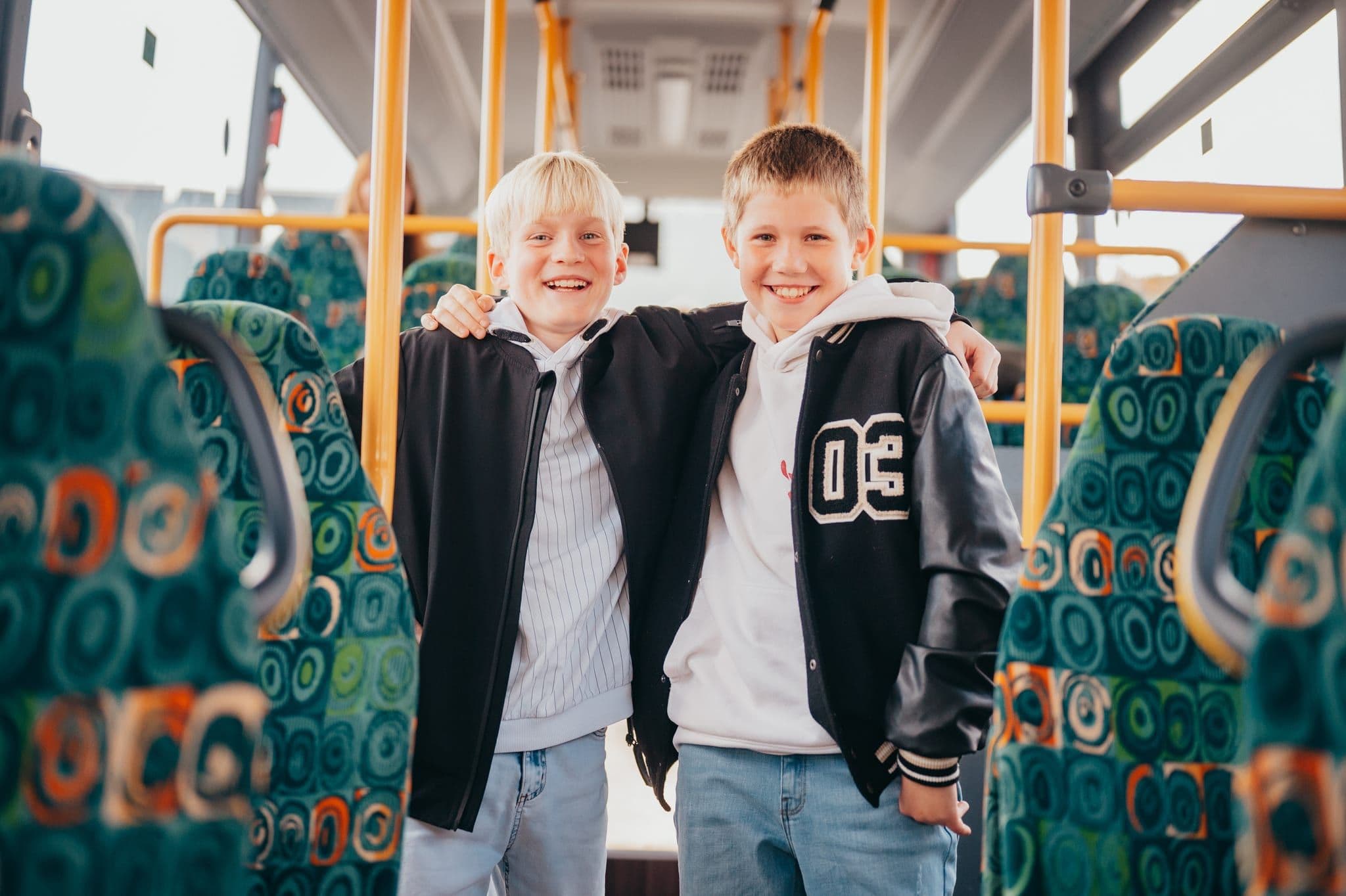 Schülerin im Innenraum eines Linienbusses